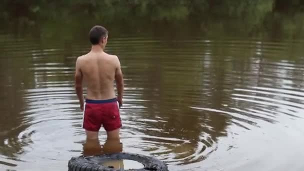 Mann steigt ins kalte Wasser — Stockvideo