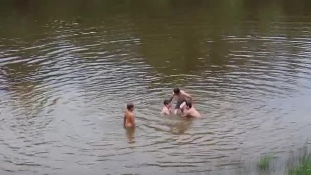 Ryssland, Novosibirsk, 10 juli 2016. Pojken i floden i sommaren. — Stockvideo