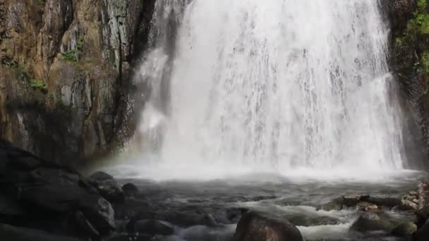 Красивый Мухтинский водопад в Республике Алтай . — стоковое видео
