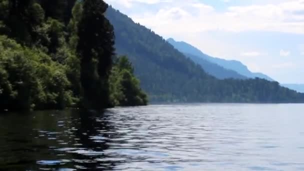 Экскурсия на лодке по озеру Телецкое Республики Алтай — стоковое видео