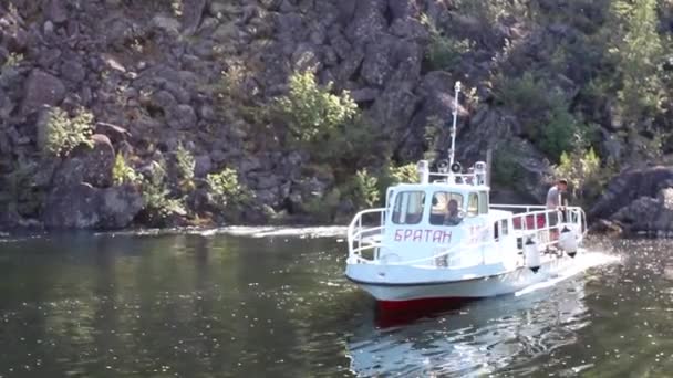 Rússia, Novosibirsk, setembro 10 2016 Barco de pesca no Lago Teletskoye — Vídeo de Stock