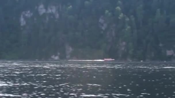 excursion en bateau sur le lac Teletskoye en République de l'Altaï 