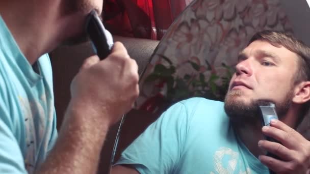 Homem rapa sua barba — Vídeo de Stock