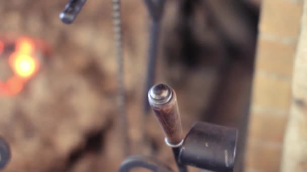 Geschmiedeter Gitterkamin in einem Landhaus — Stockvideo