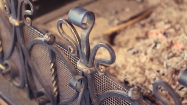 Chimenea de rejilla forjada en una casa de campo — Vídeos de Stock