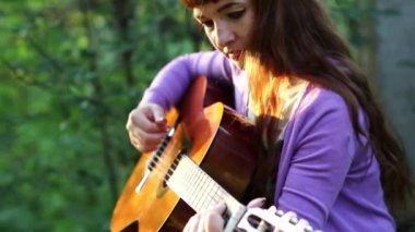 Güzel kızıl saçlı kız gitar melodileri