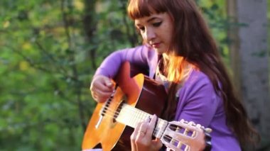 Güzel kızıl saçlı kız gitar çalmak