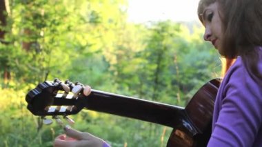 Güzel kızıl saçlı kız gitar melodileri