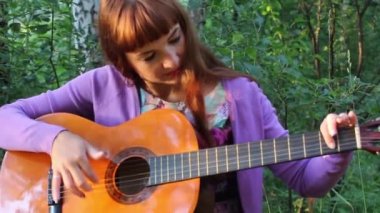 Güzel kızıl saçlı kız gitar melodileri