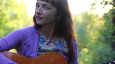 Güzel kızıl saçlı kız gitar çalmak