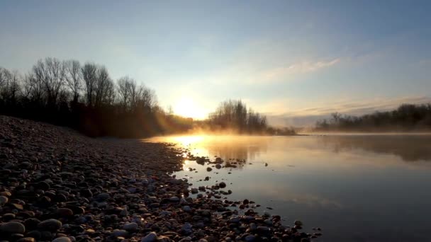 Krajobraz Wschodzie Słońca Nad Rzeką Mgłą — Wideo stockowe