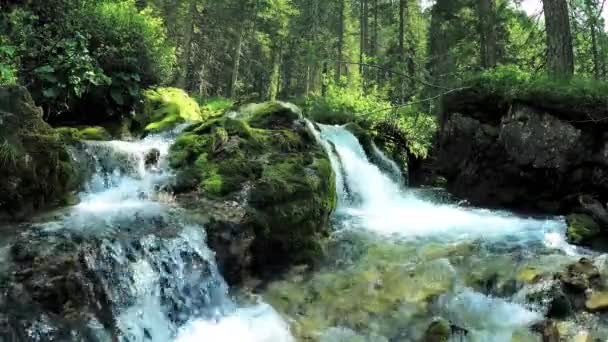 白云岩中瓦莱西内拉瀑布全景 — 图库视频影像