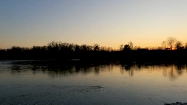 Landschaft Eines Sonnenuntergangs Auf Dem Wasser — Stockvideo