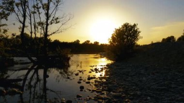 Nehirde Günbatımı Manzarası - 6K