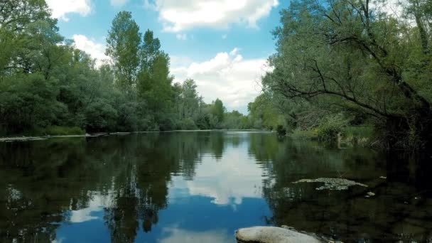 Landschaft Mit Blick Auf Wasser Und Wolken — Stockvideo