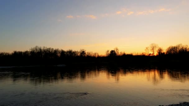 Nehirde Günbatımı Manzarası — Stok video