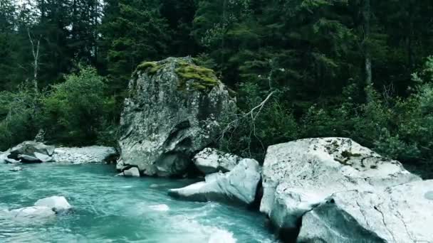 Hava Aracı Kayalıklı Dolomitlerdeki Nehrin Genel Görünümü — Stok video