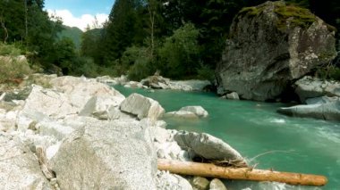 Dolomitlerde kayalar ve yosunlarla manzara - 5K