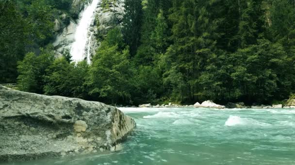 Paisagem Relaxante Com Cachoeiras Nas Dolomitas — Vídeo de Stock