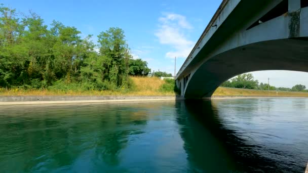 Bogenbrücke Über Den Fluss — Stockvideo