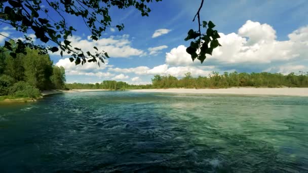 Paysage Avec Eau Verte Ciel Bleu Nuages — Video