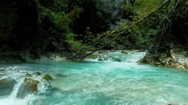 Dolomitlerdeki Sarca Nehri 'nin manzarası - 5K
