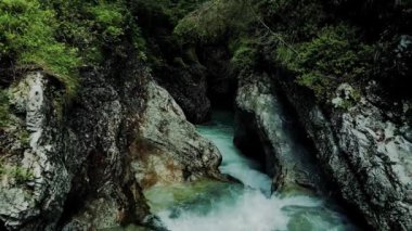 Hava Aracı - Dolomitlerde Nehirle Manzara