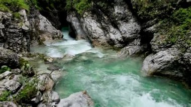  Hava Aracı - Dolomitlerde Nehir ve Kanyonlu Manzara