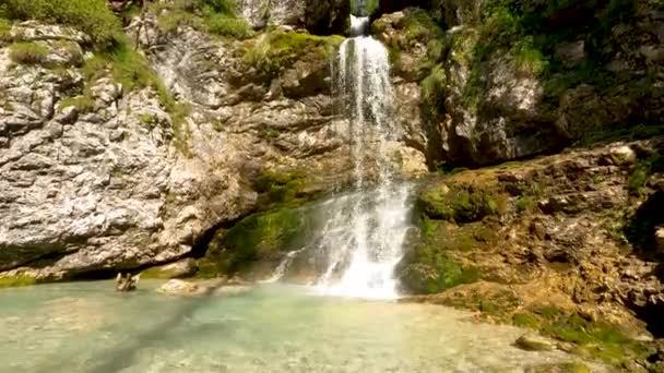 Drohne Aus Der Luft Landschaft Eines Wasserfalls Den Alpen — Stockvideo