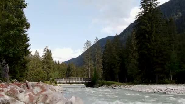 Drone Aéreo Timelapse Paisagem Com Torrente Musgo Vermelho Nas Dolomitas — Vídeo de Stock