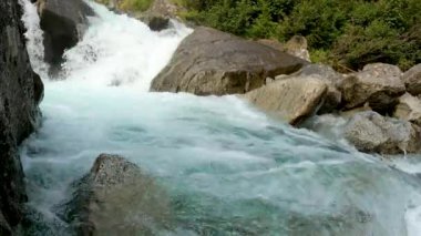 Dolomitlerdeki Alp Gölü