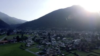 Hava Aracı - Dolomitler üzerinde Şafakta Genel Bakış