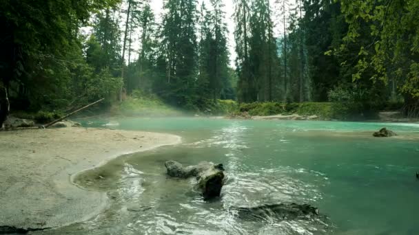 ターコイズブルーの水と白い砂のあるアルパイン湖の風景 — ストック動画