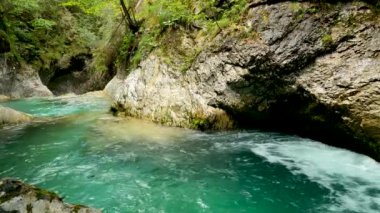 Kanyonları ve Yeşil Suyu olan bir nehir manzarası - 5K