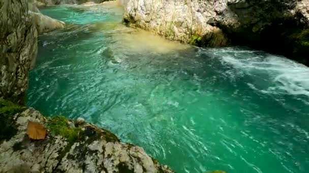 Alpská Krajina Dolomitech Řekou Kaňonem Zelenou Vodou — Stock video