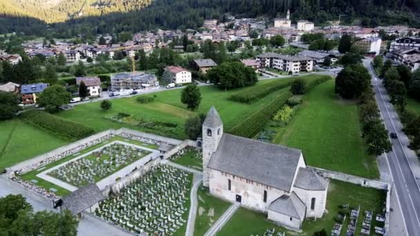 Drone Lotnicze Kościół San Vigilio Mccxxxii Pinzolo Dolomites Włochy — Wideo stockowe