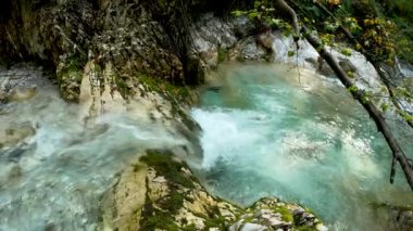 Mavi Suyla Doğal Manzara - 5K