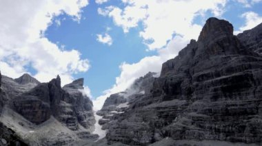 Hava Aracı - Dolomitlerde Alp manzarası
