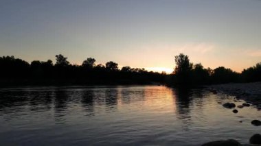 İtalya 'daki Ticino Milli Parkı' nın üzerinde gün batımı