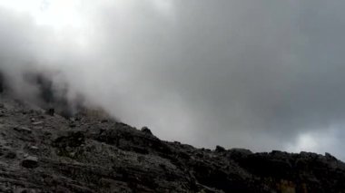 Hava Aracı Zaman Çizelgesi 8K İtalyan Dolomitlerinin manzarası