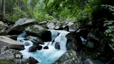 Hava Aracı - Amola Şelaleleri 'nin Doğal ve Rahatlatıcı Manzarası