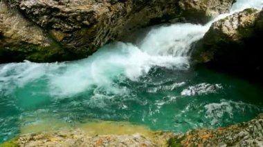  Nehir ve Yeşil Su ile Alpler 'deki manzara - 5K