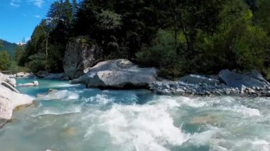 Dolomitler Nehri 'nin manzarası