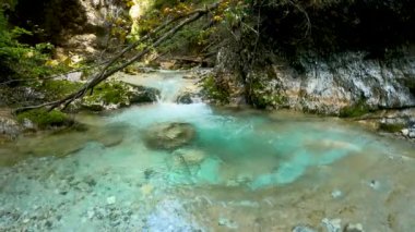 Dolomitlerde Turkuaz Suyu ile Alp Manzarası - 5K