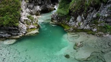 Hava Aracı - Kayalıklı ve Yeşil Sulu Dolomitlerde Alp Manzarası