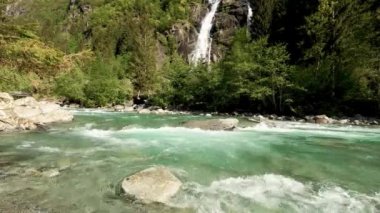 Şelaleli Dolomitlerde manzara - 5K