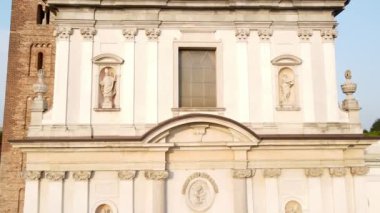 Hava Aracı - St. Archangel Kilisesi Genel Görünümü - Busto Arsizio İtalya 13.