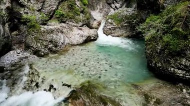  Hava Aracı - Dolomitlerde Turkuaz Suyu olan bir Alp Nehri manzarası