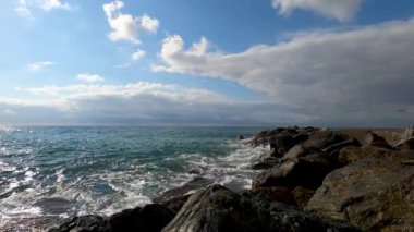 Gün doğumunda okyanusta dalgalar