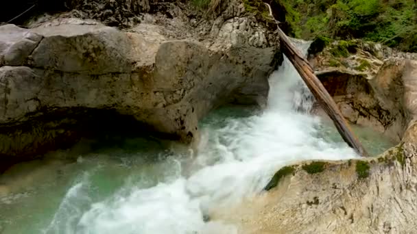 Αλπικό Τοπίο Canyon Και Torrent Τυρκουάζ Νερά — Αρχείο Βίντεο